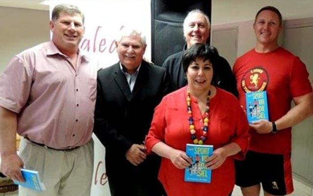 Sport vir die Siel bekendstelling op Ellis Park v.l.n.r Oud-springbok Rudolph Straueli, Dave Strydom,  Johan Coetzee (Direkteur van Naledi), Johan Ackermann (Golden Lions afrigter) en voor Magdaleen Kruger  